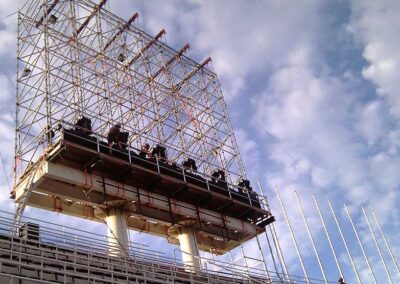 Pantalla con Rigging truss motores estructuras, Soluciones Técnicas de rigging y efectos verticales