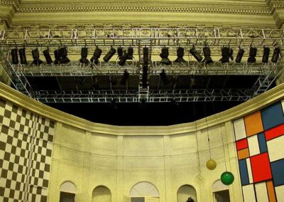 Representación teatral con Rigging truss motores estructuras, Soluciones Técnicas de rigging y efectos verticales