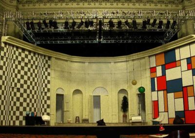 Representación teatral con Rigging truss motores estructuras, Soluciones Técnicas de rigging y efectos verticales